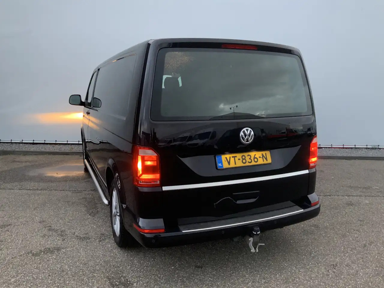 Volkswagen T6 Transporter 2.0 TDI L2H2 Highline Automaat Airco Cruise Navi A - Kastenwagen: das Bild 2 Volkswagen T6 Transporter 2.0 TDI L2H2 Highline Automaat Airco Cruise Navi A - Kastenwagen: das Bild 2