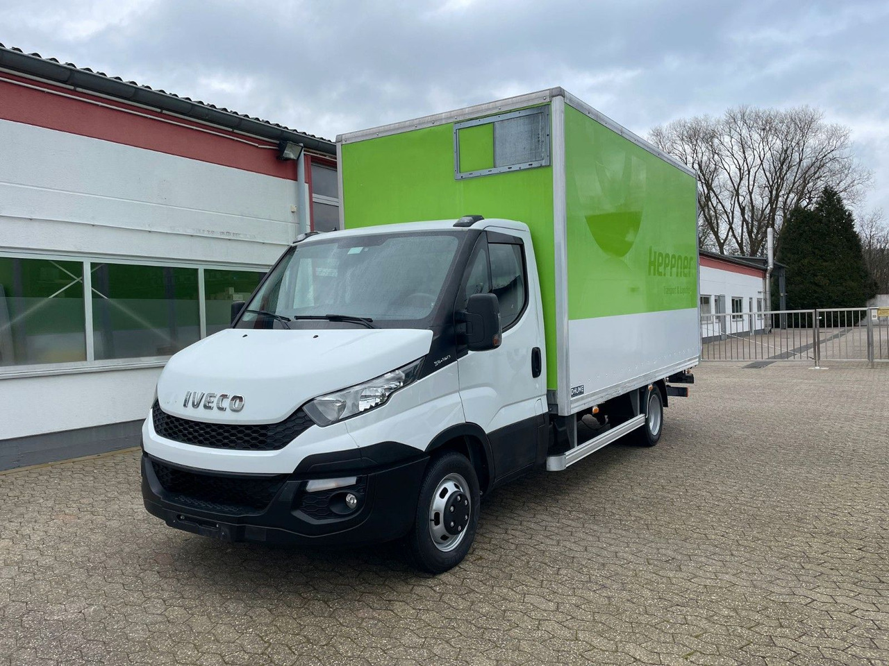 Iveco Daily 35C15 Koffer 4.2m Ladebordwand - Koffer Transporter: das Bild 1 Iveco Daily 35C15 Koffer 4.2m Ladebordwand - Koffer Transporter: das Bild 1