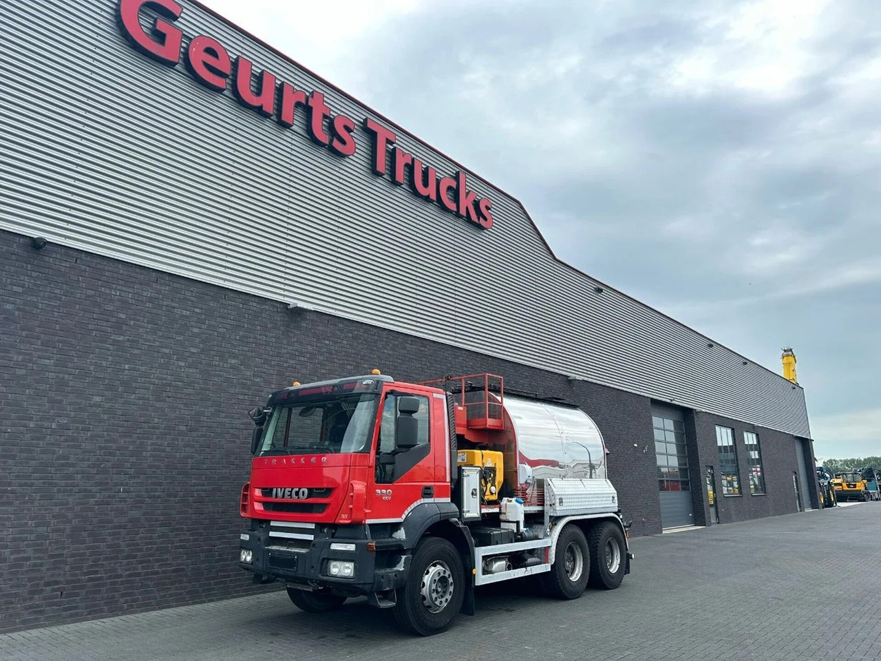 Iveco Trakker 330 6X4 LINNHOFF& HENNE AWÖL 600 6M3 ASF - LKW: das Bild 2 Iveco Trakker 330 6X4 LINNHOFF& HENNE AWÖL 600 6M3 ASF - LKW: das Bild 2
