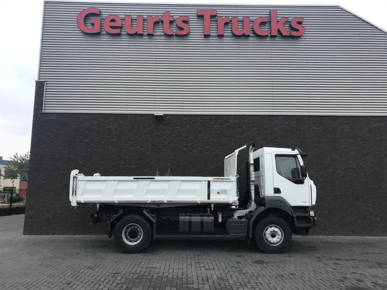 Renault Kerax 330 DXI 4X2 KIPPER/TIPPER ONLY 27.000 KM ! - Kipper: das Bild 3 Renault Kerax 330 DXI 4X2 KIPPER/TIPPER ONLY 27.000 KM ! - Kipper: das Bild 3