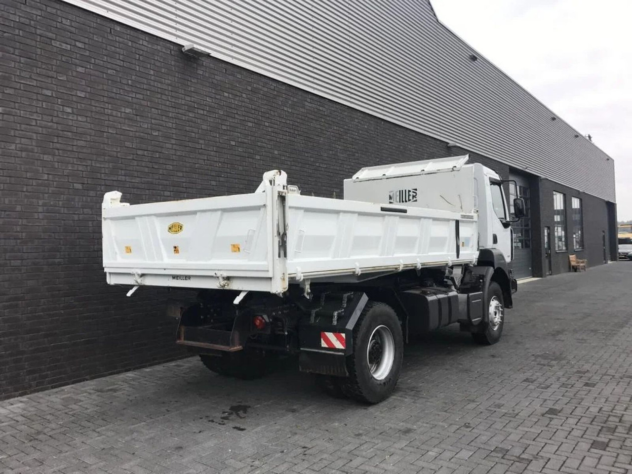 Renault Kerax 330 DXI 4X2 KIPPER/TIPPER ONLY 27.000 KM ! - Kipper: das Bild 5 Renault Kerax 330 DXI 4X2 KIPPER/TIPPER ONLY 27.000 KM ! - Kipper: das Bild 5
