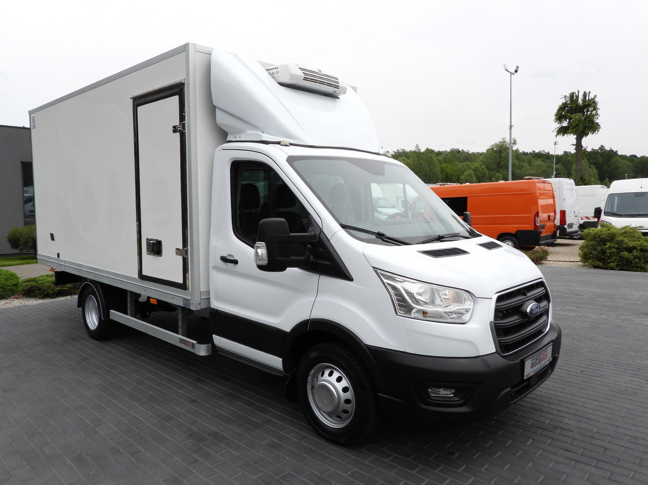 FORD TRANSIT BOX / REFRIGERATOR BOX 5*C / CRUISE CONTROL LED LIGHTS TWIN WHEELS AIR CONDITIONING 130HP - Koffer Transporter: das Bild 4 FORD TRANSIT BOX / REFRIGERATOR BOX 5*C / CRUISE CONTROL LED LIGHTS TWIN WHEELS AIR CONDITIONING 130HP - Koffer Transporter: das Bild 4
