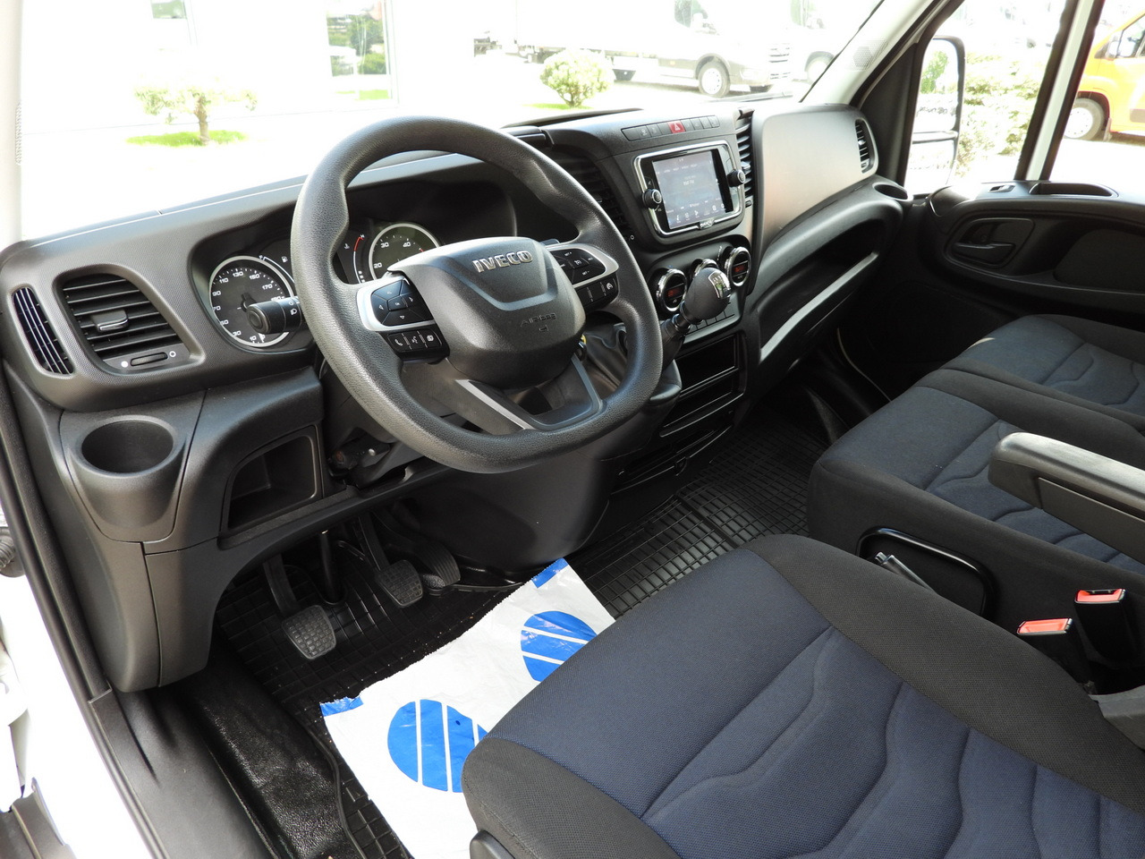 IVECO DAILY 35C16 BOX LIFT 8 PALLETS CRUISE CONTROL TWIN WHEELS AIR CONDITIONING 160HP - Koffer Transporter: das Bild 2 IVECO DAILY 35C16 BOX LIFT 8 PALLETS CRUISE CONTROL TWIN WHEELS AIR CONDITIONING 160HP - Koffer Transporter: das Bild 2
