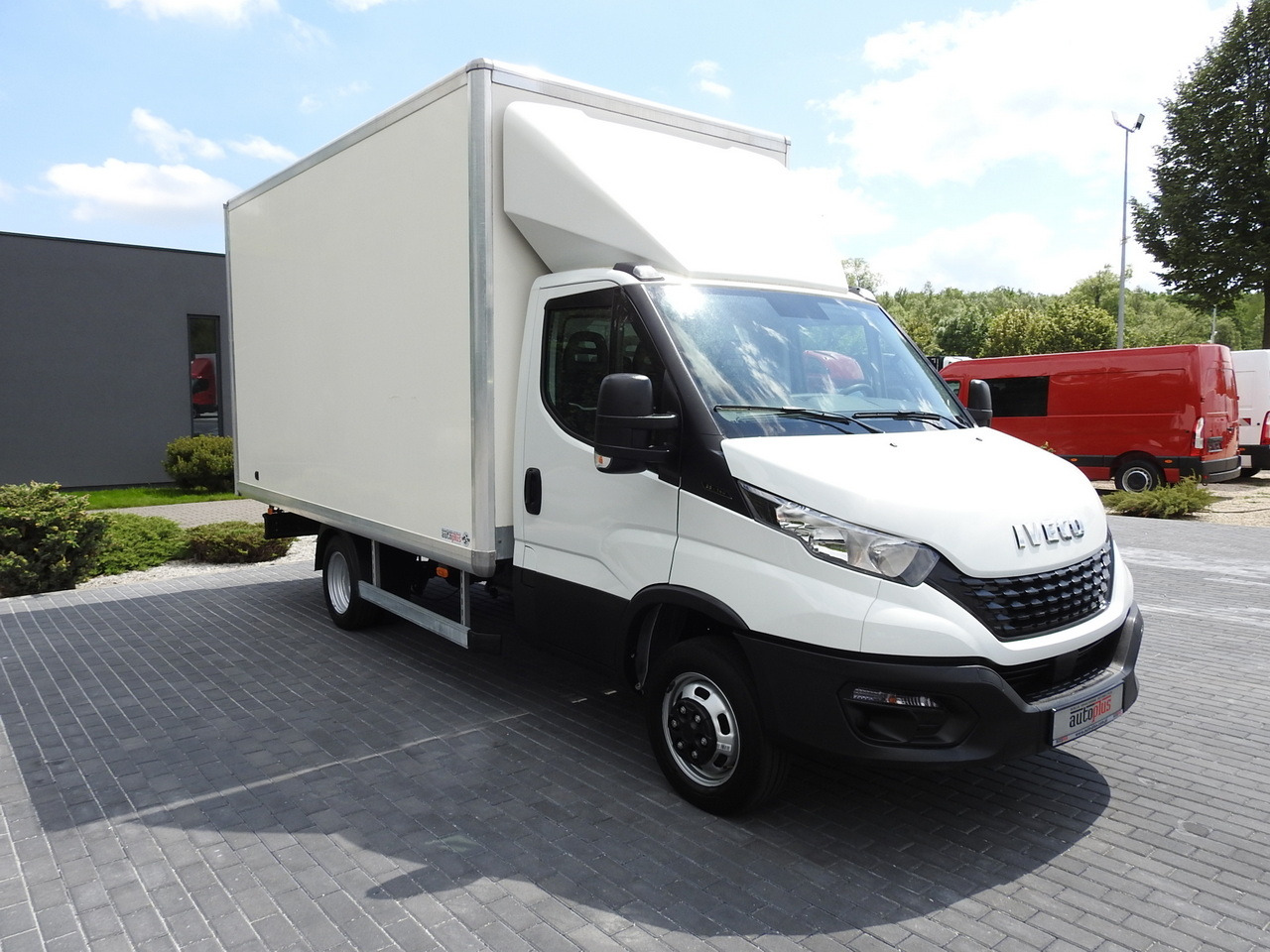 IVECO DAILY 35S14 8 PALLETS CRUISE CONTROL TWIN WHEELS AIR CONDITIONING 140HP - Koffer Transporter: das Bild 4 IVECO DAILY 35S14 8 PALLETS CRUISE CONTROL TWIN WHEELS AIR CONDITIONING 140HP - Koffer Transporter: das Bild 4
