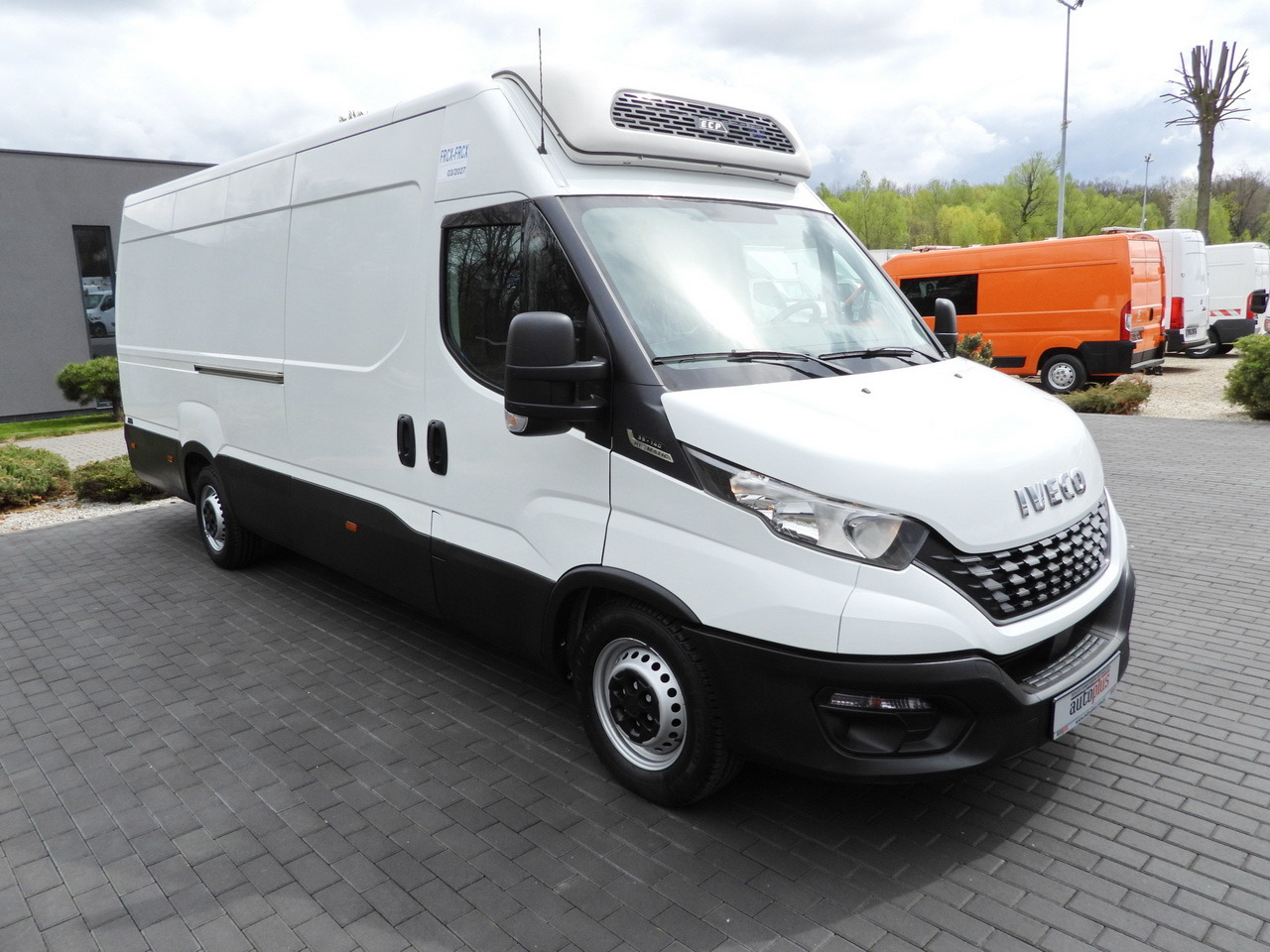 IVECO DAILY 35S14 REFRIGERATOR VAN 0*C POWER SUPPLY 230V CRUISE CONTROL AUTOMATIC TRANSMISSION HI-MATIC AIR CONDITIONING 140HP - Kühltransporter: das Bild 4 IVECO DAILY 35S14 REFRIGERATOR VAN 0*C POWER SUPPLY 230V CRUISE CONTROL AUTOMATIC TRANSMISSION HI-MATIC AIR CONDITIONING 140HP - Kühltransporter: das Bild 4