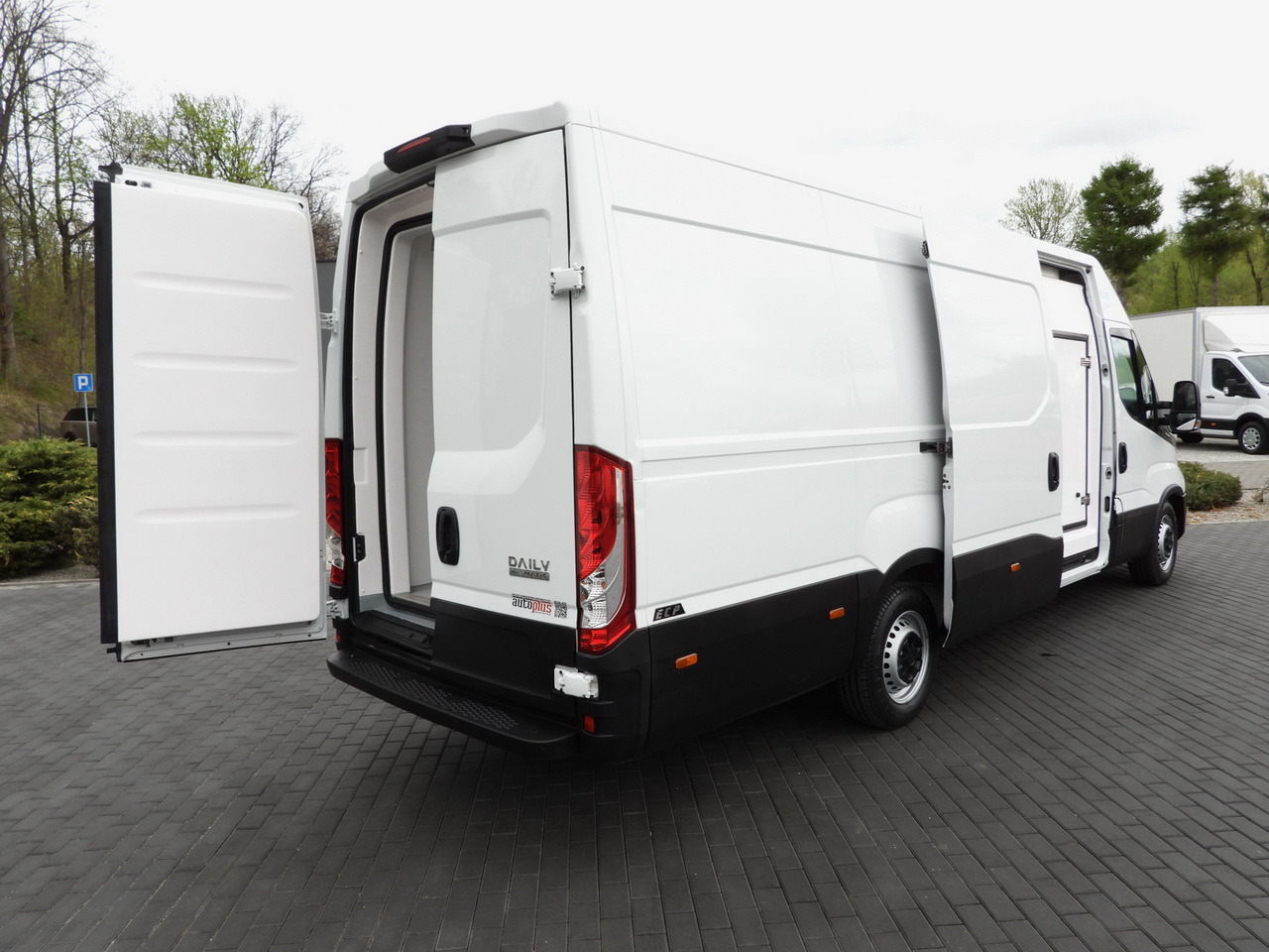 IVECO DAILY 35S14 REFRIGERATOR VAN 0*C POWER SUPPLY 230V CRUISE CONTROL AUTOMATIC TRANSMISSION HI-MATIC AIR CONDITIONING 140HP - Kühltransporter: das Bild 3 IVECO DAILY 35S14 REFRIGERATOR VAN 0*C POWER SUPPLY 230V CRUISE CONTROL AUTOMATIC TRANSMISSION HI-MATIC AIR CONDITIONING 140HP - Kühltransporter: das Bild 3