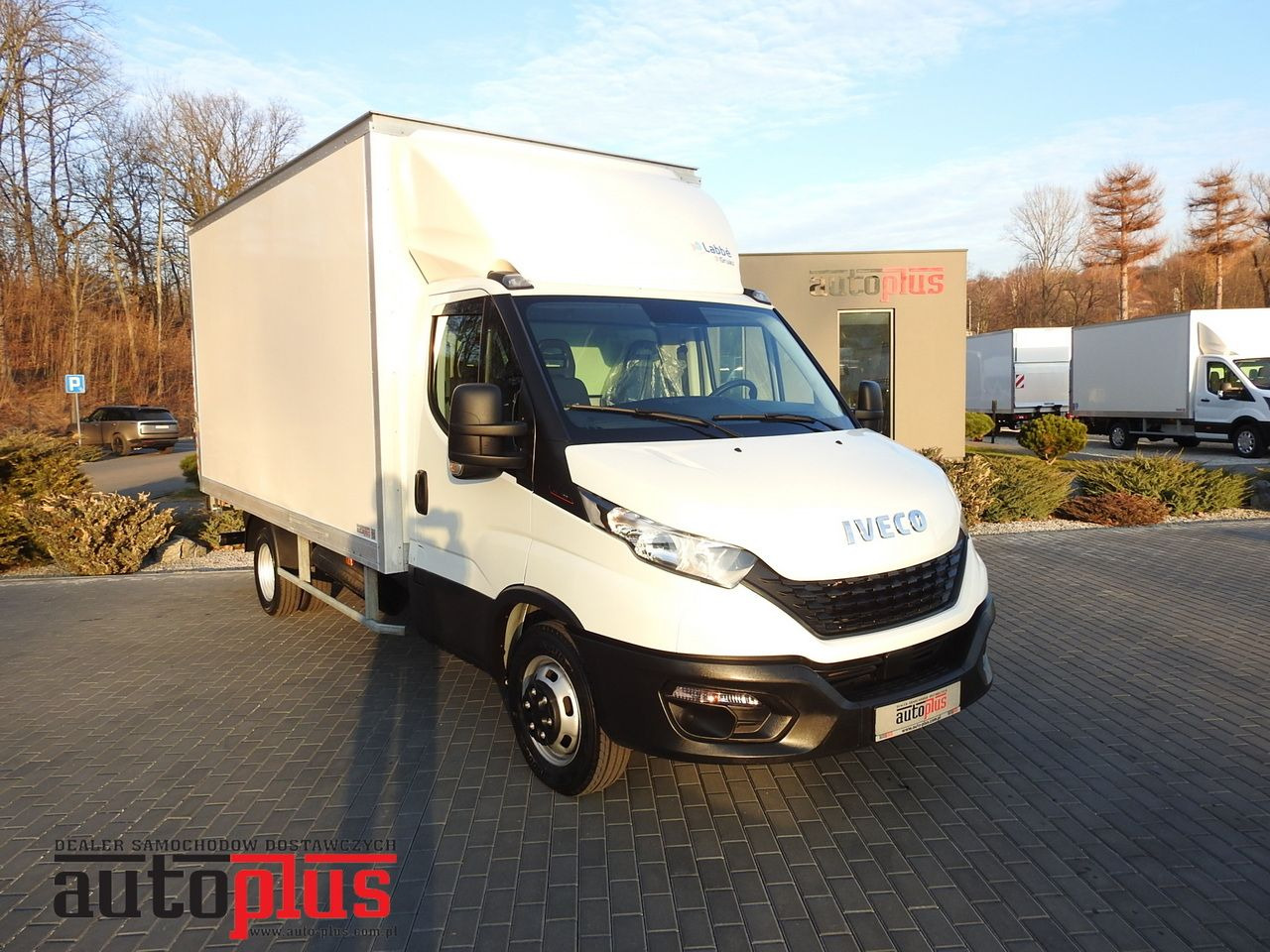 IVECO DAILY 35S16 BOX LIFT 8 PALLETS CRUISE CONTROL AIR CONDITIONING TWIN WHEELS 160HP - Koffer Transporter: das Bild 1 IVECO DAILY 35S16 BOX LIFT 8 PALLETS CRUISE CONTROL AIR CONDITIONING TWIN WHEELS 160HP - Koffer Transporter: das Bild 1
