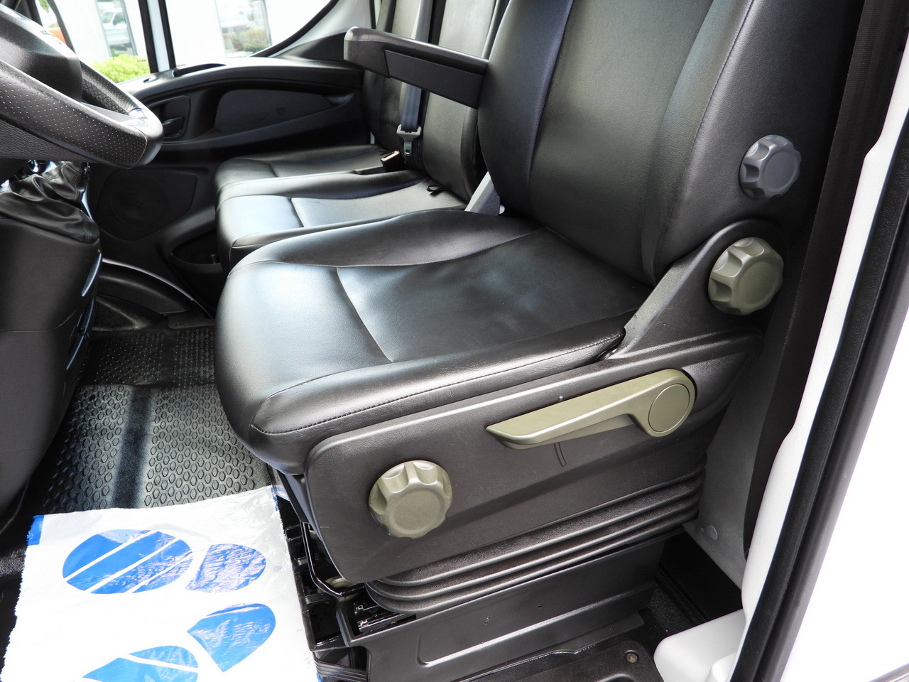 Pritsche Transporter IVECO DAILY 35S16 STAKE BODY 10 PALLETS CRUISE CONTROL AIR CONDITIONING 160HP: das Bild 26 Pritsche Transporter IVECO DAILY 35S16 STAKE BODY 10 PALLETS CRUISE CONTROL AIR CONDITIONING 160HP: das Bild 26