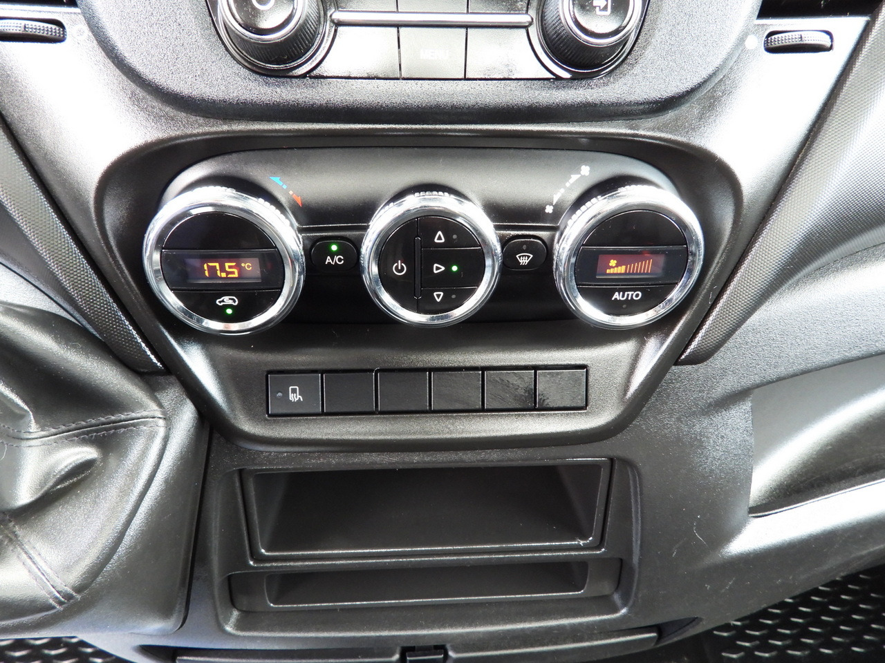 Pritsche Transporter IVECO DAILY 35S16 STAKE BODY 10 PALLETS CRUISE CONTROL AIR CONDITIONING 160HP: das Bild 33 Pritsche Transporter IVECO DAILY 35S16 STAKE BODY 10 PALLETS CRUISE CONTROL AIR CONDITIONING 160HP: das Bild 33