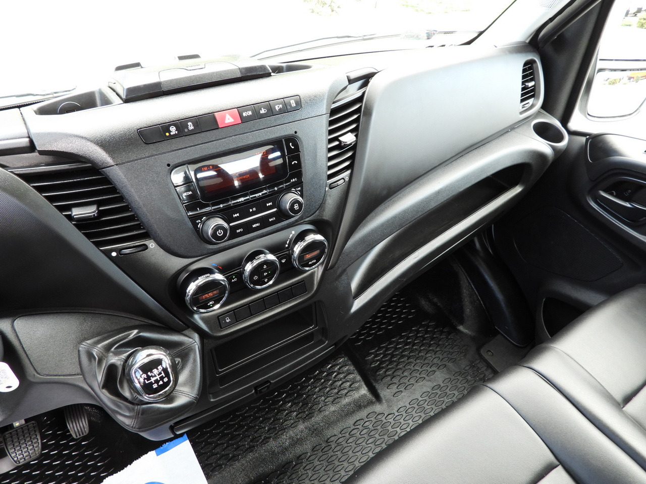 Pritsche Transporter IVECO DAILY 35S16 STAKE BODY 10 PALLETS CRUISE CONTROL AIR CONDITIONING 160HP: das Bild 30 Pritsche Transporter IVECO DAILY 35S16 STAKE BODY 10 PALLETS CRUISE CONTROL AIR CONDITIONING 160HP: das Bild 30