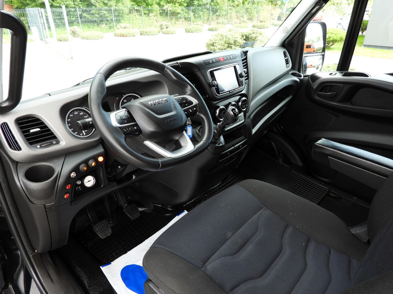IVECO DAILY 35S18 BOX LIFT 8 PALLETS WEBASTO CRUISE CONTROL NAVIGATION LED LIGHTS PNEUMATICS AIR CONDITIONING 180HP - Koffer Transporter: das Bild 2 IVECO DAILY 35S18 BOX LIFT 8 PALLETS WEBASTO CRUISE CONTROL NAVIGATION LED LIGHTS PNEUMATICS AIR CONDITIONING 180HP - Koffer Transporter: das Bild 2