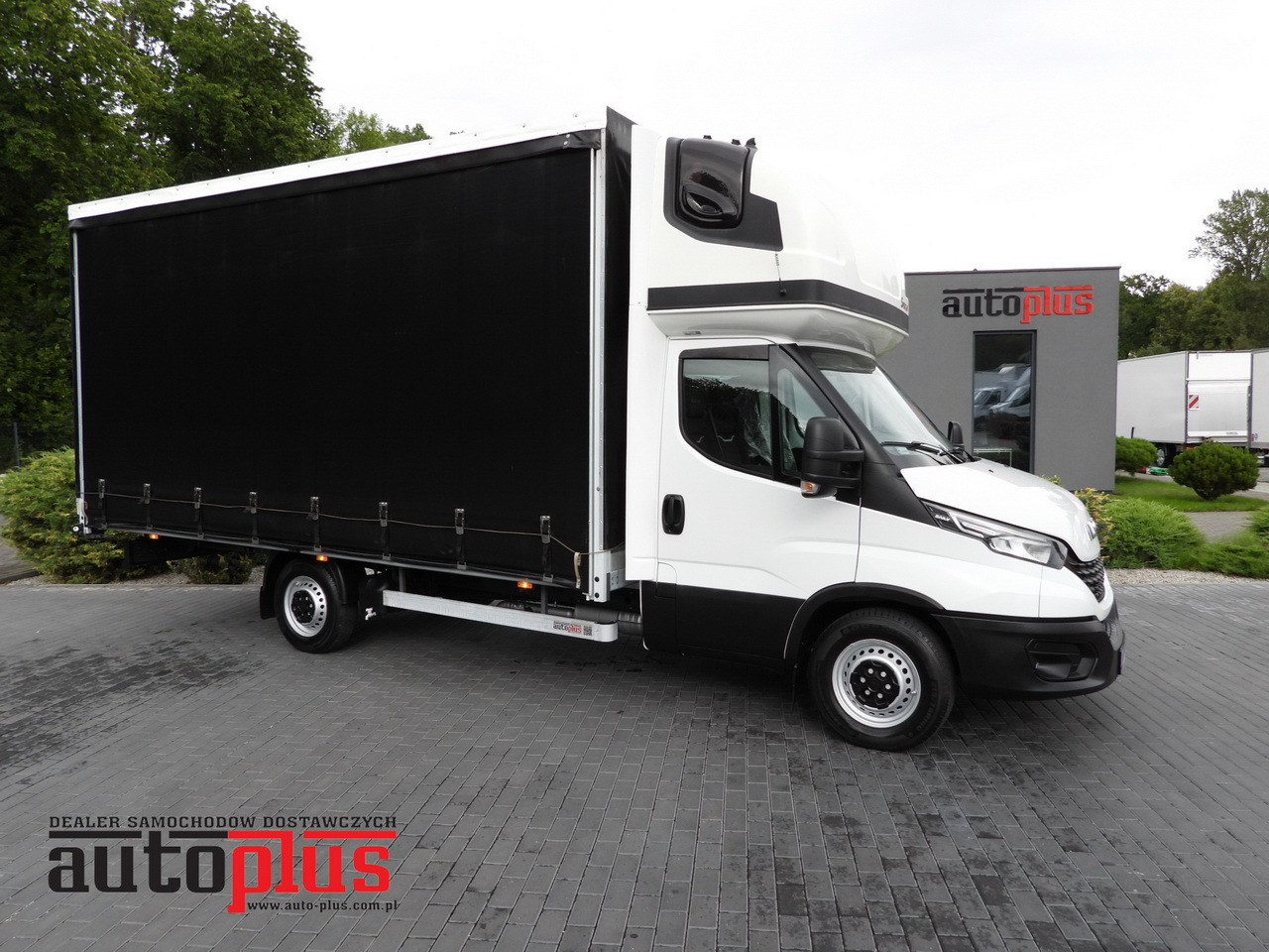 IVECO DAILY 35S18 TARPAULIN 10 PALLETS WEBASTO CRUISE CONTROL NAVIGATION LED LIGHTS AIR CONDITIONING 180HP - Planen Transporter: das Bild 1 IVECO DAILY 35S18 TARPAULIN 10 PALLETS WEBASTO CRUISE CONTROL NAVIGATION LED LIGHTS AIR CONDITIONING 180HP - Planen Transporter: das Bild 1