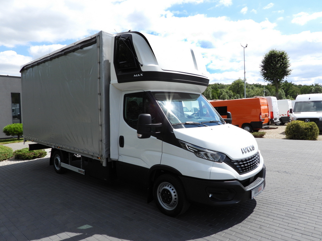IVECO DAILY 35S18 TARPAULIN 10 PALLETS WEBASTO CRUISE CONTROL NAVIGATION LED LIGHTS AIR CONDITIONING 180HP - Planen Transporter: das Bild 4 IVECO DAILY 35S18 TARPAULIN 10 PALLETS WEBASTO CRUISE CONTROL NAVIGATION LED LIGHTS AIR CONDITIONING 180HP - Planen Transporter: das Bild 4