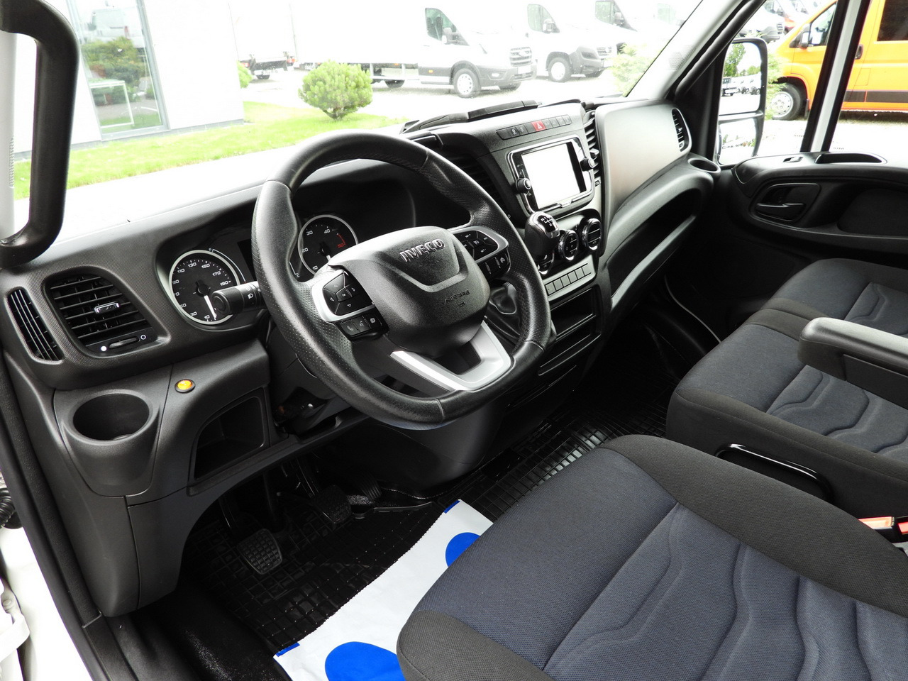 IVECO DAILY 35S18 TARPAULIN 10 PALLETS WEBASTO CRUISE CONTROL NAVIGATION LED LIGHTS AIR CONDITIONING 180HP - Planen Transporter: das Bild 2 IVECO DAILY 35S18 TARPAULIN 10 PALLETS WEBASTO CRUISE CONTROL NAVIGATION LED LIGHTS AIR CONDITIONING 180HP - Planen Transporter: das Bild 2