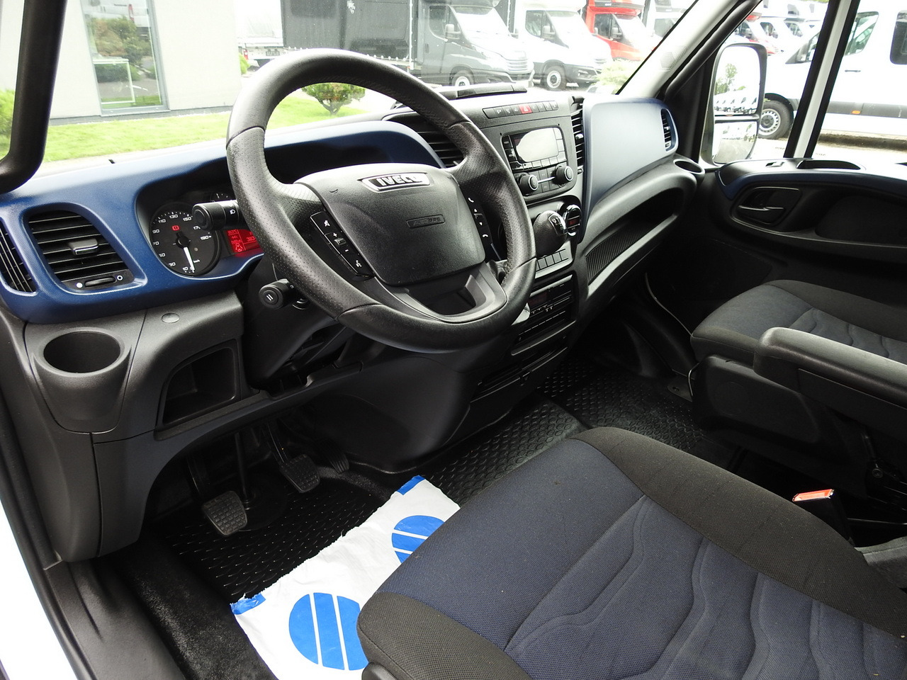 IVECO DAILY 70C18 TARPAULIN LIFT 12 PALLETS WEBASTO CRUISE CONTROL TWIN WHEELS AIR CONDITIONING 180HP - Planen Transporter: das Bild 2 IVECO DAILY 70C18 TARPAULIN LIFT 12 PALLETS WEBASTO CRUISE CONTROL TWIN WHEELS AIR CONDITIONING 180HP - Planen Transporter: das Bild 2