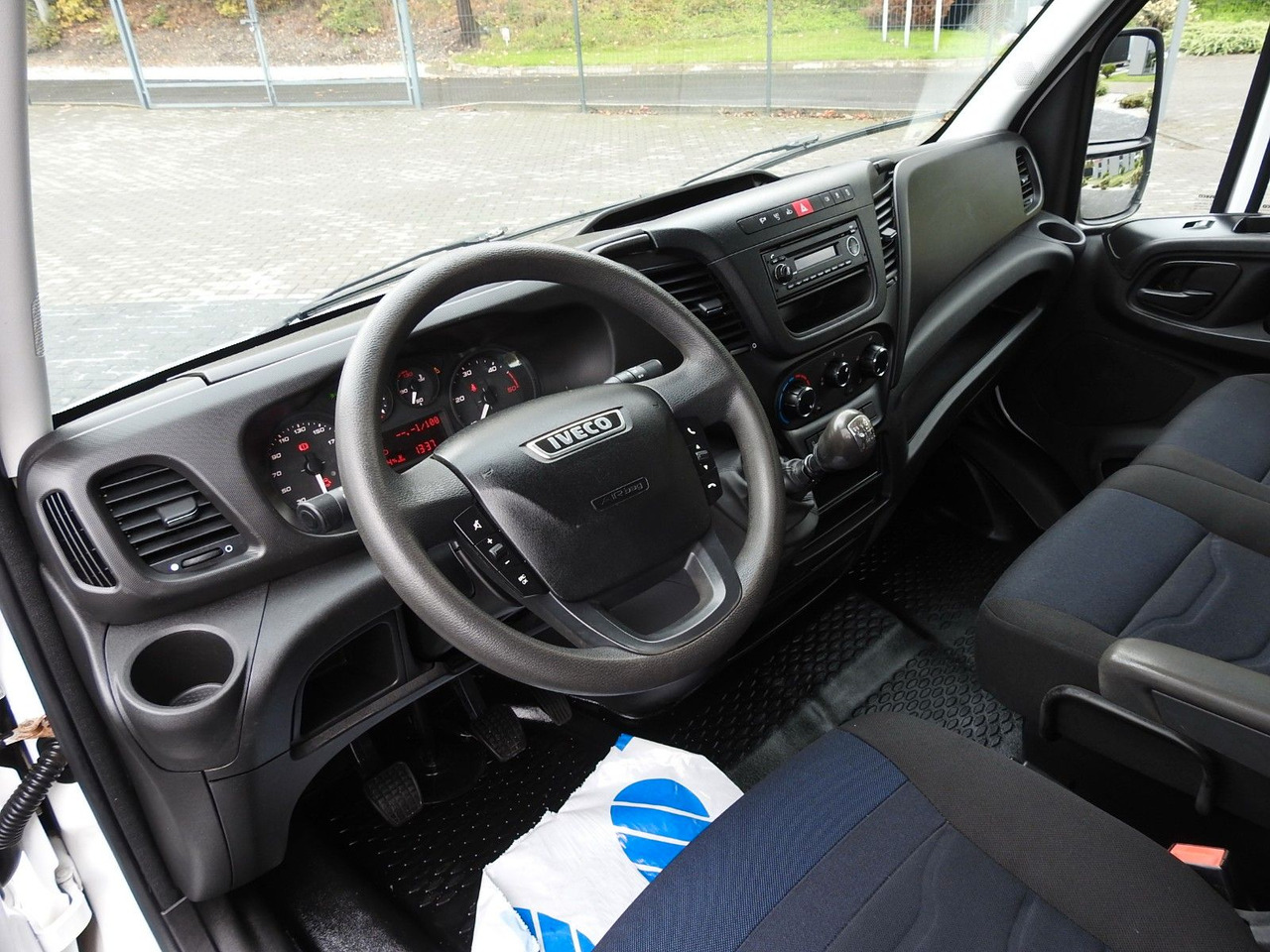 Iveco DAILY 35S15 PRITSCHE DOPPELKABINE DOKA 7 SITZE - Pritsche Transporter, Transporter mit Doppelkabine: das Bild 2 Iveco DAILY 35S15 PRITSCHE DOPPELKABINE DOKA 7 SITZE - Pritsche Transporter, Transporter mit Doppelkabine: das Bild 2