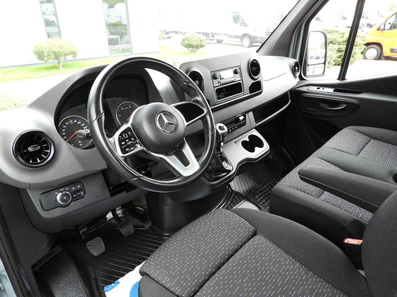 MERCEDES SPRINTER 315 STAKE BODY 8 PALLETS CRUISE CONTROL AIR CONDITIONING 150HP - Pritsche Transporter: das Bild 2 MERCEDES SPRINTER 315 STAKE BODY 8 PALLETS CRUISE CONTROL AIR CONDITIONING 150HP - Pritsche Transporter: das Bild 2