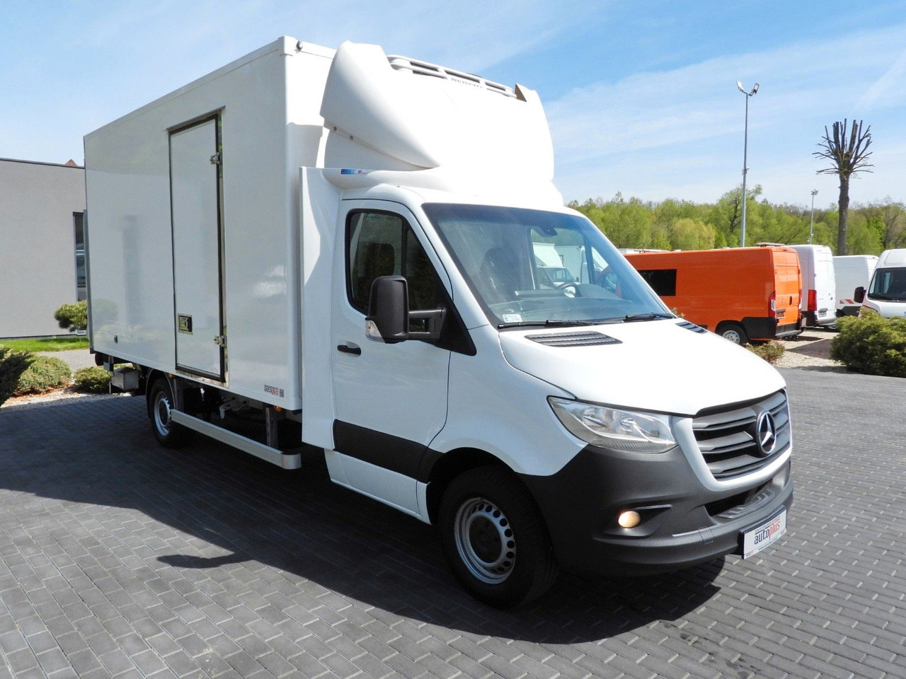 Mercedes-Benz SPRINTER 316 KÜHLKOFFER 0*C AUFZUG 8 PALETTEN - Kühltransporter: das Bild 4 Mercedes-Benz SPRINTER 316 KÜHLKOFFER 0*C AUFZUG 8 PALETTEN - Kühltransporter: das Bild 4