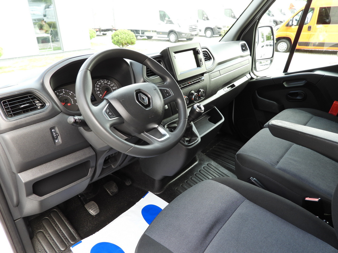 RENAULT MASTER BOX DELIVERY VAN 7 SEATS CRUISE CONTROL NAVIGATION LED LIGHTS AIR CONDITIONING 135HP - Transporter: das Bild 2 RENAULT MASTER BOX DELIVERY VAN 7 SEATS CRUISE CONTROL NAVIGATION LED LIGHTS AIR CONDITIONING 135HP - Transporter: das Bild 2