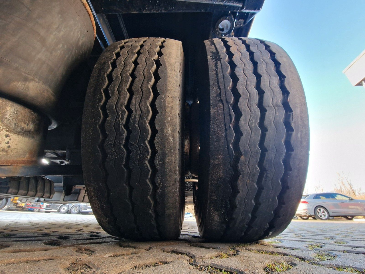 Pritschenauflieger/ Plattformauflieger Meusburger MPS-4 / Lenkachse / Liftachse: das Bild 24