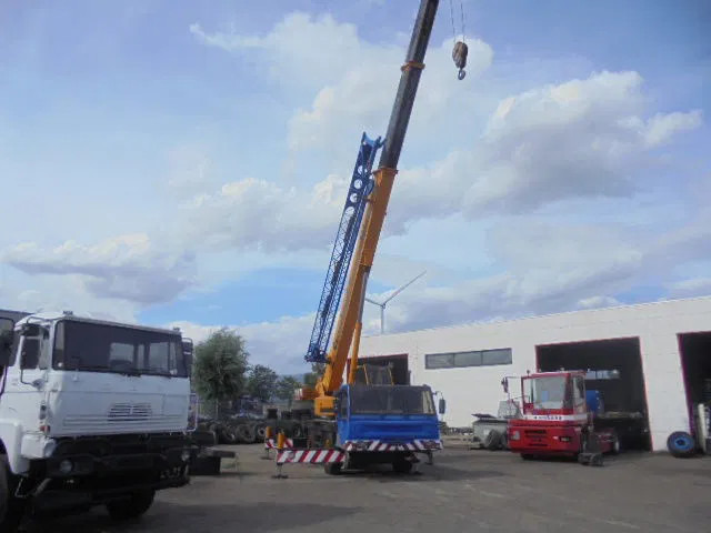 PPM ATT 350 4X4X4 - All-Terrain Kran: das Bild 2 PPM ATT 350 4X4X4 - All-Terrain Kran: das Bild 2