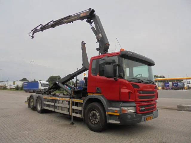 Scania P400 6X2 - Abrollkipper, Autokran: das Bild 3 Scania P400 6X2 - Abrollkipper, Autokran: das Bild 3