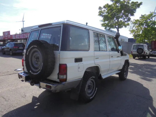 Toyota Land Cruiser HZJ76L 4X4 EXPORT OUTSIDE EU ONLY - PKW: das Bild 4 Toyota Land Cruiser HZJ76L 4X4 EXPORT OUTSIDE EU ONLY - PKW: das Bild 4