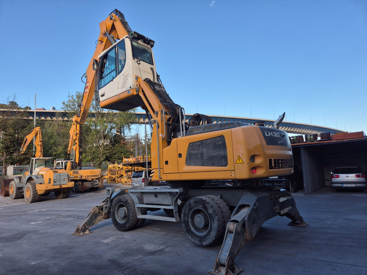 LIEBHERR LH30M - Umschlagbagger: das Bild 1 LIEBHERR LH30M - Umschlagbagger: das Bild 1