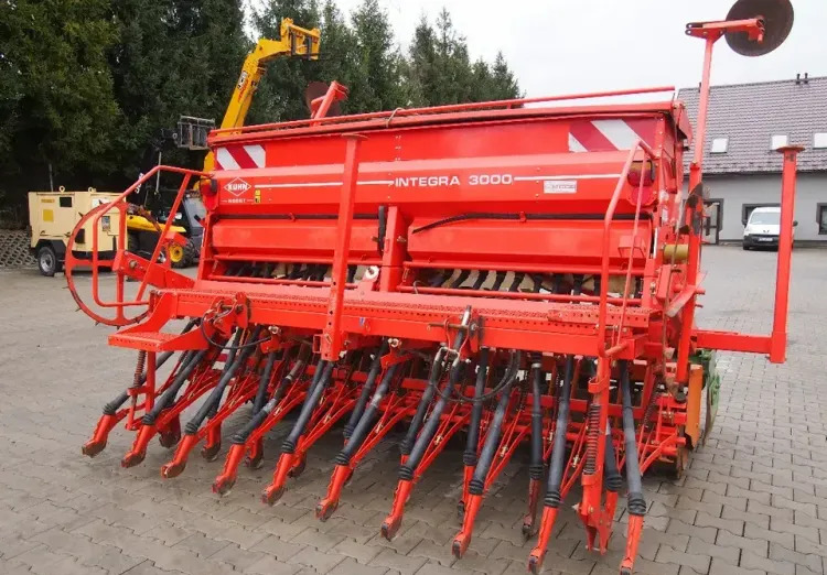 Agregat uprawowo-siewny Kuhn KE303 i INTEGRA 3000 2009 Agrebat uprawowo siewny, brona aktywna AMAZONE i KUHN - Säkombination: das Bild 4 Agregat uprawowo-siewny Kuhn KE303 i INTEGRA 3000 2009 Agrebat uprawowo siewny, brona aktywna AMAZONE i KUHN - Säkombination: das Bild 4