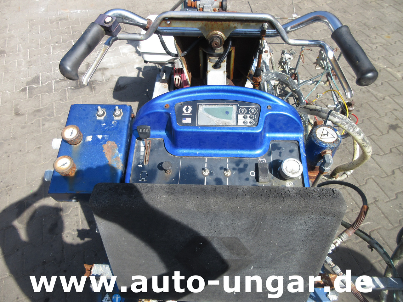 Asphalttechnik Graco LineLazer IV 250 SPS selbstfahrend Airless Perlen Roadmarking Straßenmarkierung: das Bild 9