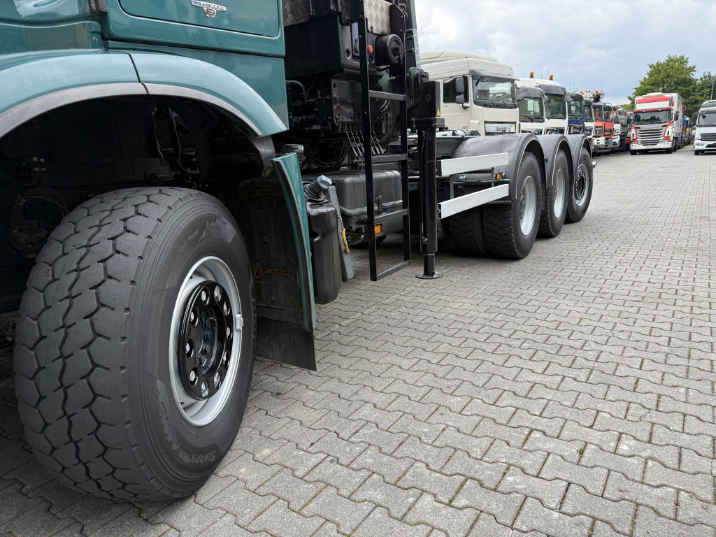 Abrollkipper, Autokran Mercedes-Benz Arocs 3251 8X4 Haken mit Kran HMF 2620 K5: das Bild 14