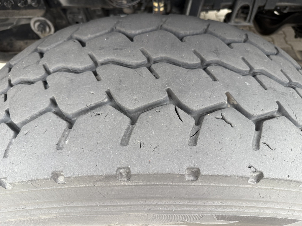 Abrollkipper, Autokran Mercedes-Benz Arocs 3251 8X4 Haken mit Kran HMF 2620 K5: das Bild 15