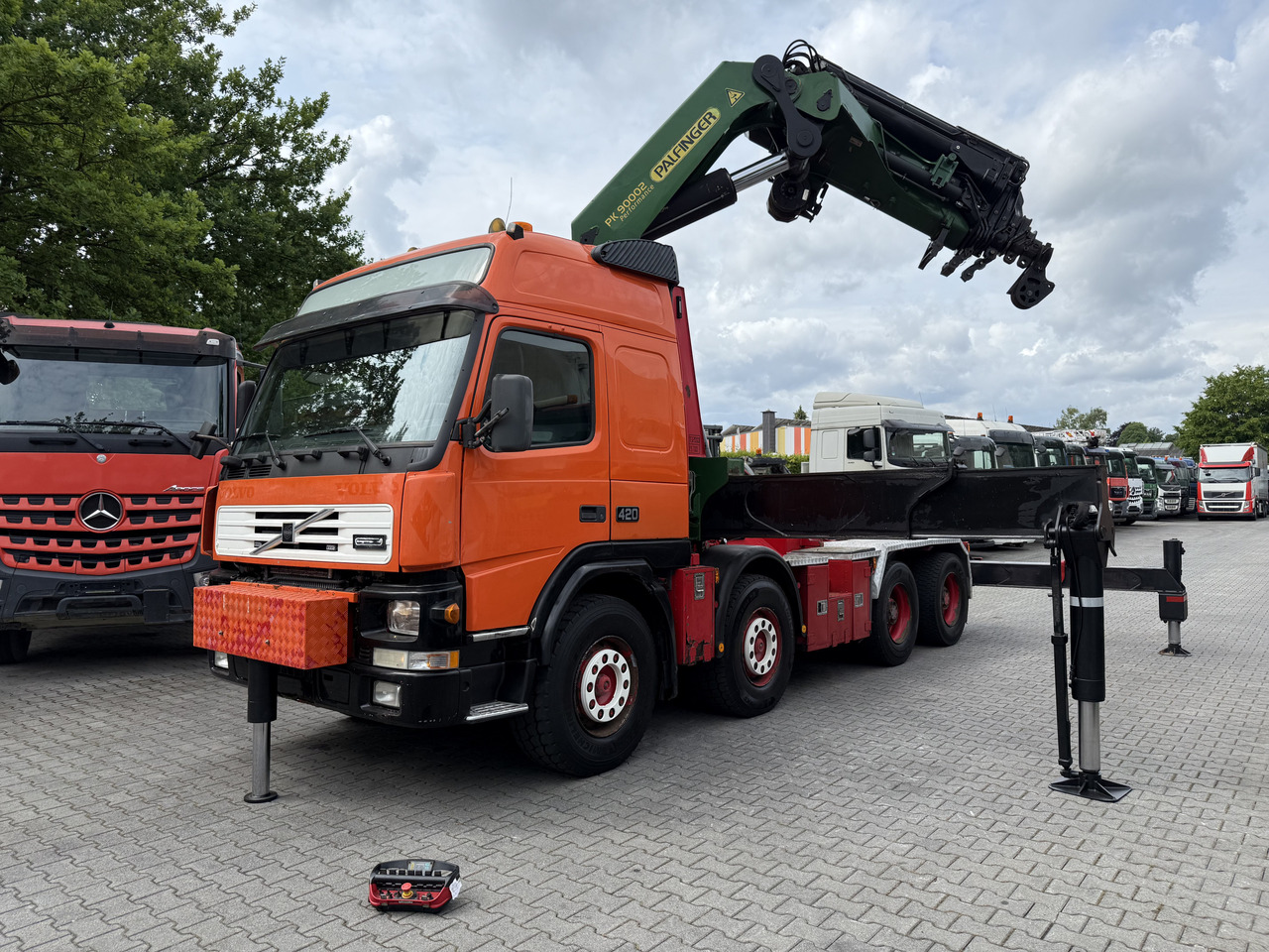 Sattelzugmaschine Volvo FM12 420 8X4 Kran Palfinger PK90002 31 Meter: das Bild 1
