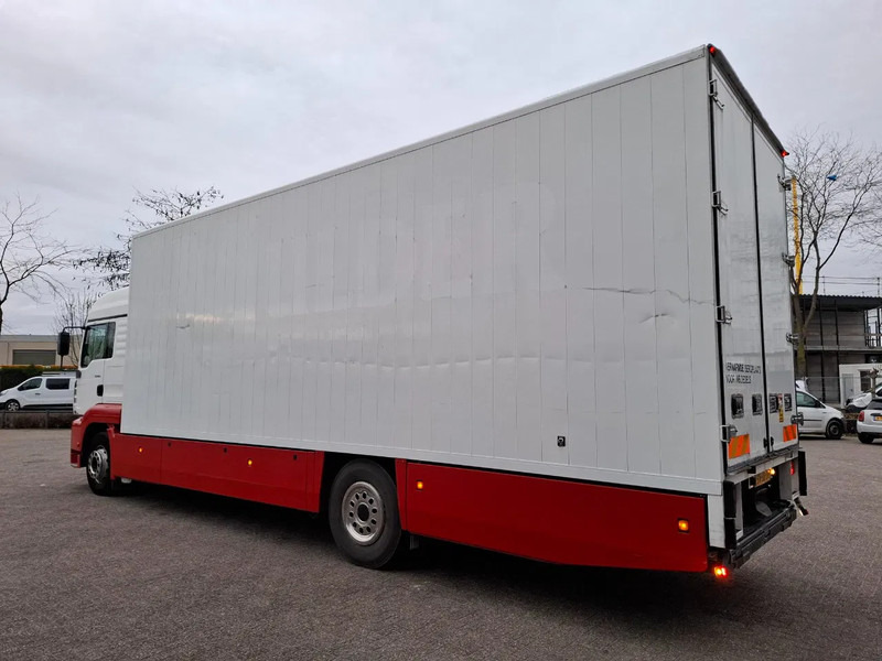 MAN TG310A / NL TRUCK / TUV:06-07-2026 / ONLY:249085 KM / SMART TACHO / 1SIDE OPEN / PLATFORM 2000 KG / AUTOMATIC / EURO-3 / 2002 - Koffer LKW: das Bild 4 MAN TG310A / NL TRUCK / TUV:06-07-2026 / ONLY:249085 KM / SMART TACHO / 1SIDE OPEN / PLATFORM 2000 KG / AUTOMATIC / EURO-3 / 2002 - Koffer LKW: das Bild 4