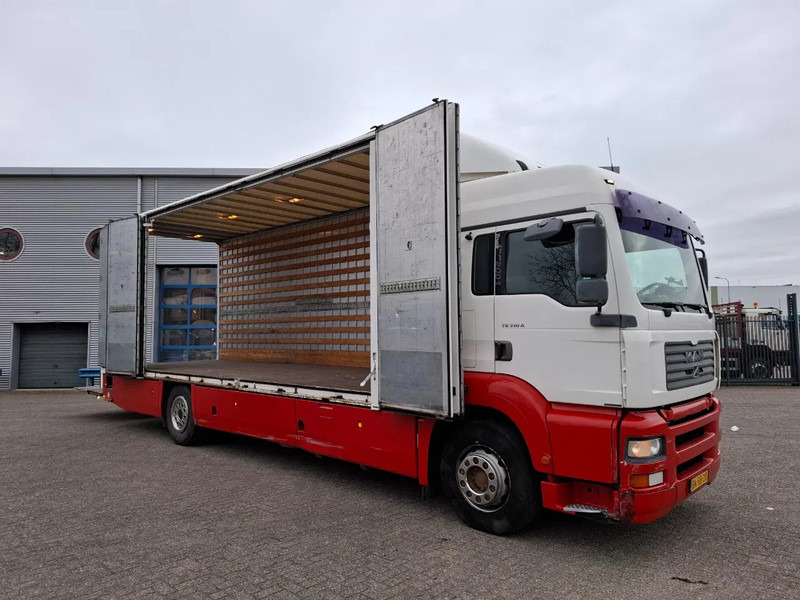 MAN TG310A / NL TRUCK / TUV:06-07-2026 / ONLY:249085 KM / SMART TACHO / 1SIDE OPEN / PLATFORM 2000 KG / AUTOMATIC / EURO-3 / 2002 - Koffer LKW: das Bild 3 MAN TG310A / NL TRUCK / TUV:06-07-2026 / ONLY:249085 KM / SMART TACHO / 1SIDE OPEN / PLATFORM 2000 KG / AUTOMATIC / EURO-3 / 2002 - Koffer LKW: das Bild 3