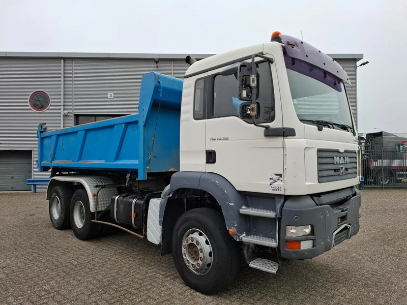 MAN TGA 26.310 / 6X4 / 2XBIG AXLE / 2SIDE TIPPER / ONLY:545423 KM / TUV:06-05-2026 / FULL-STEEL / AIRCO / MANUAL / EURO-4 / 2005 - Kipper: das Bild 4 MAN TGA 26.310 / 6X4 / 2XBIG AXLE / 2SIDE TIPPER / ONLY:545423 KM / TUV:06-05-2026 / FULL-STEEL / AIRCO / MANUAL / EURO-4 / 2005 - Kipper: das Bild 4