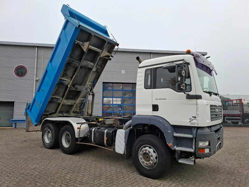 MAN TGA 26.310 / 6X4 / 2XBIG AXLE / 2SIDE TIPPER / ONLY:545423 KM / TUV:06-05-2026 / FULL-STEEL / AIRCO / MANUAL / EURO-4 / 2005 - Kipper: das Bild 5 MAN TGA 26.310 / 6X4 / 2XBIG AXLE / 2SIDE TIPPER / ONLY:545423 KM / TUV:06-05-2026 / FULL-STEEL / AIRCO / MANUAL / EURO-4 / 2005 - Kipper: das Bild 5