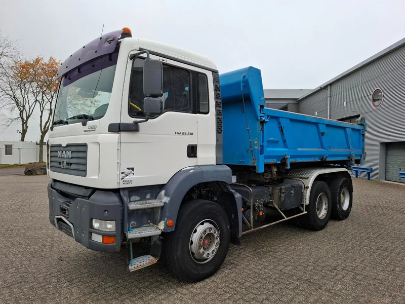 MAN TGA 26.310 / 6X4 / 2XBIG AXLE / 2SIDE TIPPER / ONLY:545423 KM / TUV:06-05-2026 / FULL-STEEL / AIRCO / MANUAL / EURO-4 / 2005 - Kipper: das Bild 3 MAN TGA 26.310 / 6X4 / 2XBIG AXLE / 2SIDE TIPPER / ONLY:545423 KM / TUV:06-05-2026 / FULL-STEEL / AIRCO / MANUAL / EURO-4 / 2005 - Kipper: das Bild 3