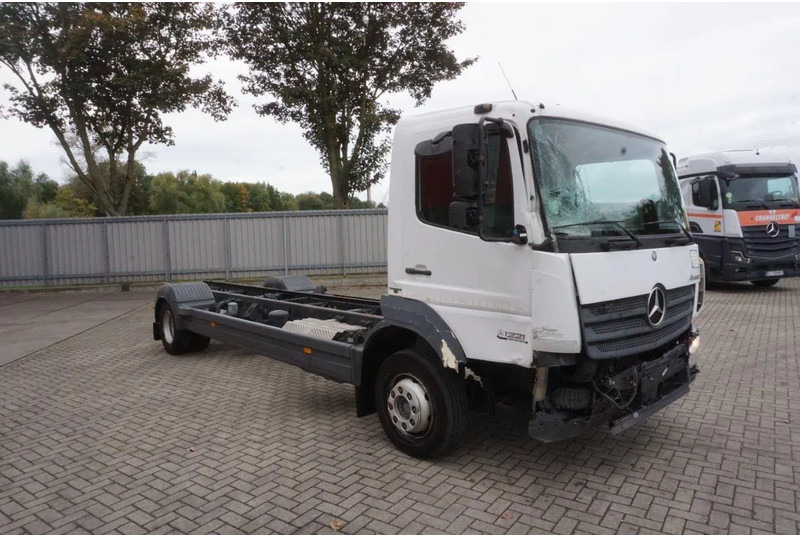 Mercedes-Benz ATEGO 1221 / ENGINE RUNNING / ONLY:253095 KM / AUTOMATIC / EURO-6 / 2017 - Fahrgestell LKW: das Bild 2 Mercedes-Benz ATEGO 1221 / ENGINE RUNNING / ONLY:253095 KM / AUTOMATIC / EURO-6 / 2017 - Fahrgestell LKW: das Bild 2