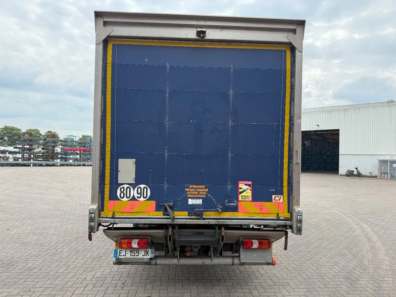 Mercedes-Benz Atego 1218 / ENGINE RUNNING / ONLY:204997 KM / CLOSED BOX / PLATFORM 1500KG / LWDS / AIRCO / AUTOMATIC / EURO-6 / 2017 - Koffer LKW: das Bild 4 Mercedes-Benz Atego 1218 / ENGINE RUNNING / ONLY:204997 KM / CLOSED BOX / PLATFORM 1500KG / LWDS / AIRCO / AUTOMATIC / EURO-6 / 2017 - Koffer LKW: das Bild 4