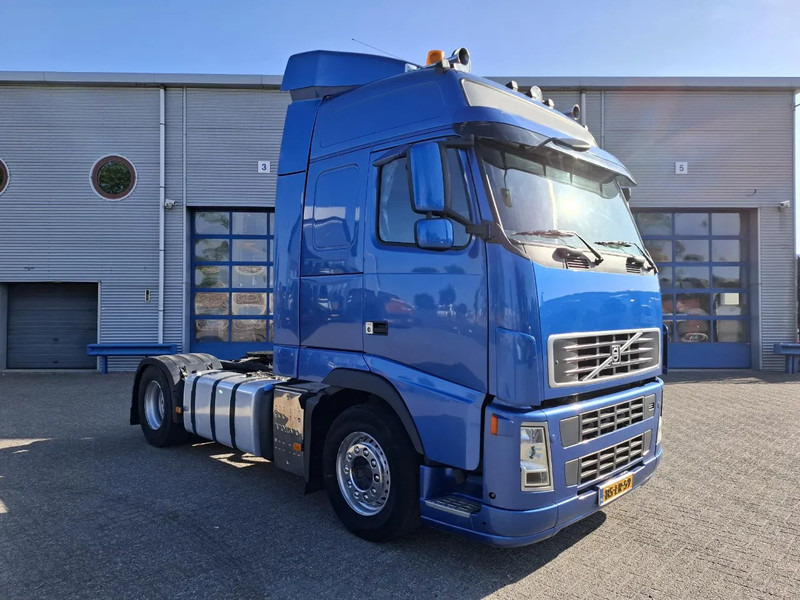 Volvo FH13-400 / HYDRAULICS / NL TRUCK / TUV:14-09-2025 / GLOBETROTTER / FRIGDE / AIRCO / AUTOMATIC / EURO-5 / 2006 - Sattelzugmaschine: das Bild 2 Volvo FH13-400 / HYDRAULICS / NL TRUCK / TUV:14-09-2025 / GLOBETROTTER / FRIGDE / AIRCO / AUTOMATIC / EURO-5 / 2006 - Sattelzugmaschine: das Bild 2