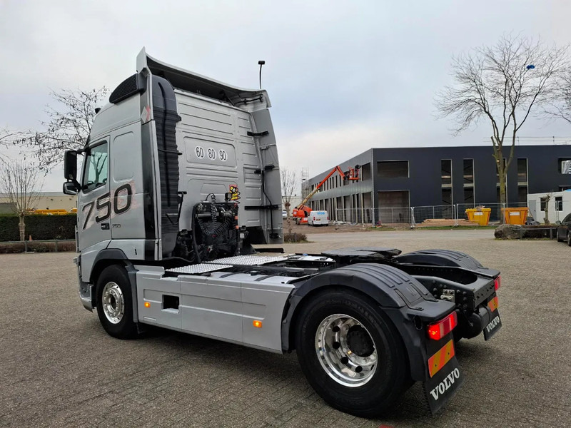Volvo FH16-750 / RETARDER / DOUBLE TANK / TUV:17-09-2026 / XENON / FRIDGE / ALCOA / LEATHER / AUTOMATIC / EURO-5 / 2012 - Sattelzugmaschine: das Bild 3 Volvo FH16-750 / RETARDER / DOUBLE TANK / TUV:17-09-2026 / XENON / FRIDGE / ALCOA / LEATHER / AUTOMATIC / EURO-5 / 2012 - Sattelzugmaschine: das Bild 3