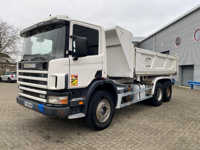 Scania 124-400 / 6X4 / RETARDER / BIG AXLE / FULL STEEL / 2SIDE TIPPER / OLD TACHO / AIRCO / MANUAL / EURO-2 / 2000 - Kipper: das Bild 1 Scania 124-400 / 6X4 / RETARDER / BIG AXLE / FULL STEEL / 2SIDE TIPPER / OLD TACHO / AIRCO / MANUAL / EURO-2 / 2000 - Kipper: das Bild 1