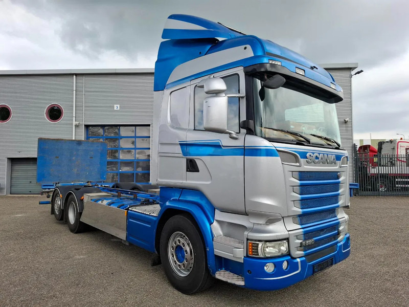 Scania R580 V8 / RETARDER / LIFT+LENKACHSE / FULL-AIR / PLATFORM 2000 KG / LEATHER / AIRCO / AUTOMATIC / EURO-6 / 2014 - Fahrgestell LKW: das Bild 2 Scania R580 V8 / RETARDER / LIFT+LENKACHSE / FULL-AIR / PLATFORM 2000 KG / LEATHER / AIRCO / AUTOMATIC / EURO-6 / 2014 - Fahrgestell LKW: das Bild 2