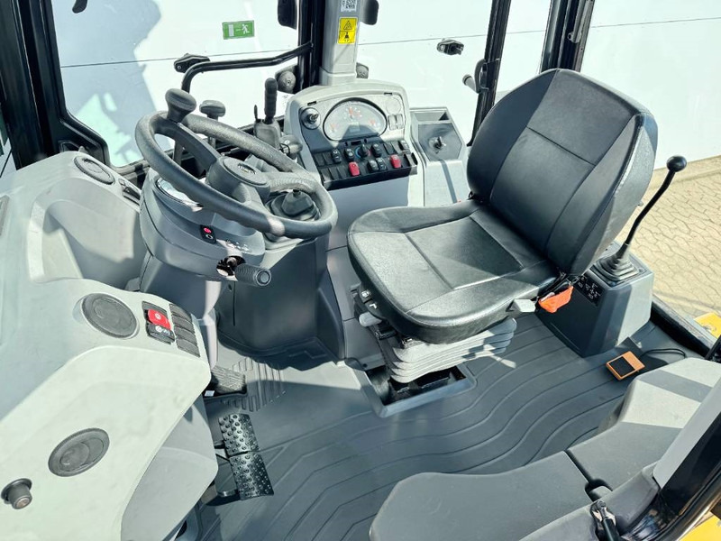 Cat 424 4WD - Hammer Lines / Airco - Baggerlader: das Bild 5 Cat 424 4WD - Hammer Lines / Airco - Baggerlader: das Bild 5