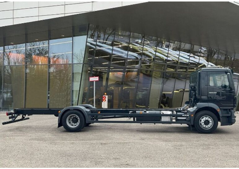 MAN TGM 18.320 4x2BL CH Fahrgestell Euro 6 Rechtslenker NEU - Fahrgestell LKW: das Bild 4 MAN TGM 18.320 4x2BL CH Fahrgestell Euro 6 Rechtslenker NEU - Fahrgestell LKW: das Bild 4