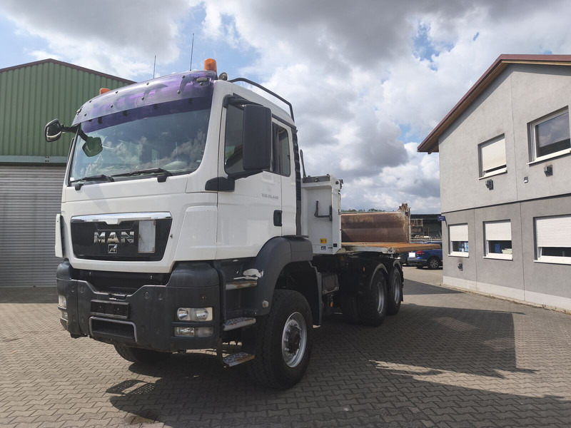 MAN TGS 26.400 6x6 GL Meiller Dreiseitenkipper Bordmatik Plane Euro - Kipper: das Bild 1 MAN TGS 26.400 6x6 GL Meiller Dreiseitenkipper Bordmatik Plane Euro - Kipper: das Bild 1