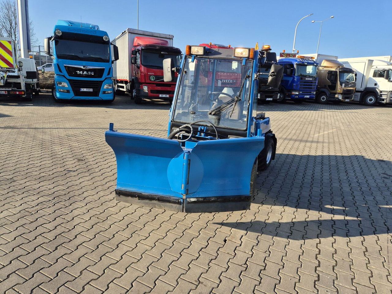 Holder C245 4WD / Tool carrier / Snow plow / PTO Front AN D Rear / 4X4 / Holder C245 4WD / Tool carrier / Snow plow / PTO Front AN D Rear / 4X4 / - Kommunaltraktor: das Bild 3 Holder C245 4WD / Tool carrier / Snow plow / PTO Front AN D Rear / 4X4 / Holder C245 4WD / Tool carrier / Snow plow / PTO Front AN D Rear / 4X4 / - Kommunaltraktor: das Bild 3