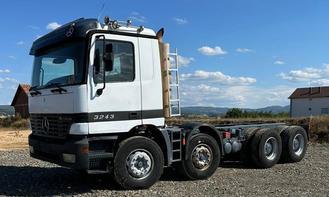 Mercedes-Benz Actros 3243 8x4 chassis - Fahrgestell LKW: das Bild 1 Mercedes-Benz Actros 3243 8x4 chassis - Fahrgestell LKW: das Bild 1