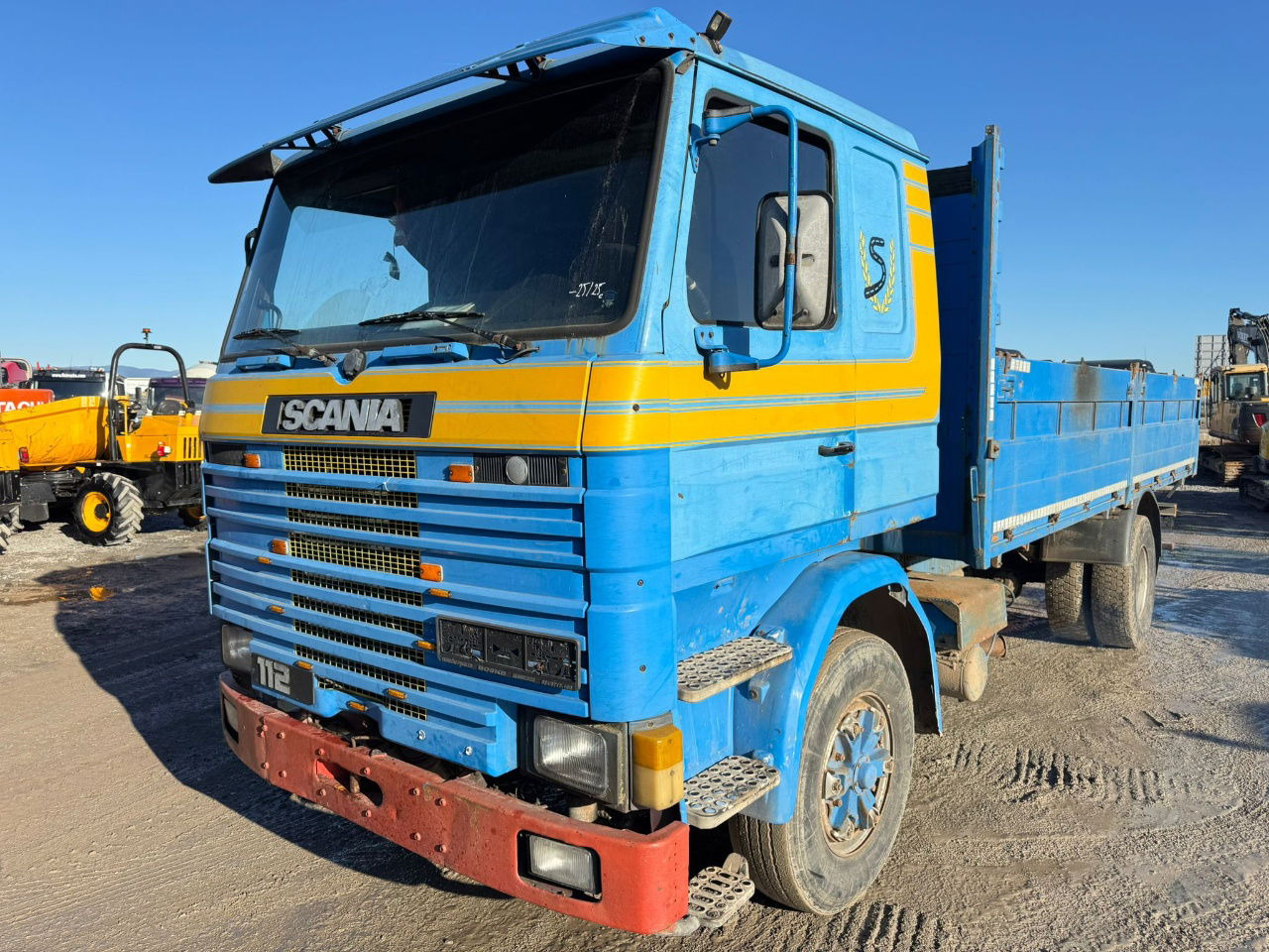 Scania R 112 330 4x2 stake body - full spring - Pritsche LKW: das Bild 1 Scania R 112 330 4x2 stake body - full spring - Pritsche LKW: das Bild 1